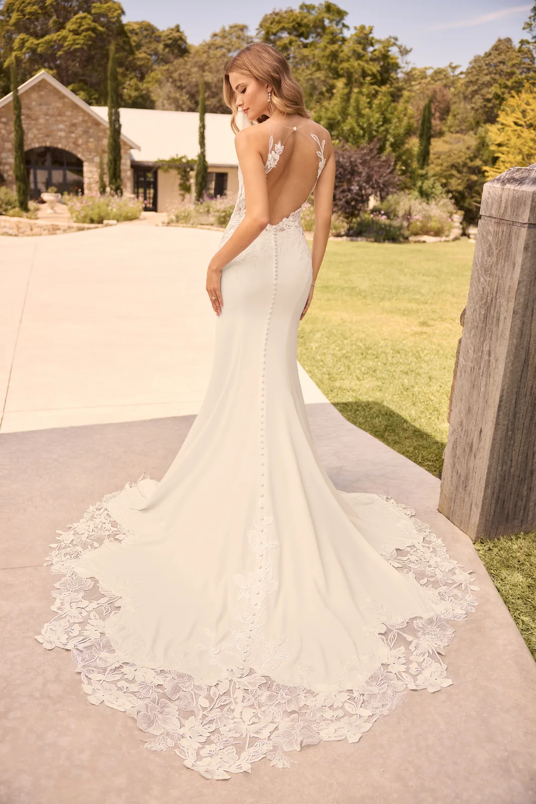 Crepe Brautkleid mit Spitzen Schleppe und Transparentem Rücken – Fit & Flare Brautkleid bei FM Braut- und Abendmode in Sandkrug bei Oldenburg